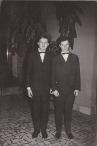 Vlevo Josef Dostál se svým spolužákem V. Reypertem v tanečních
