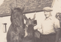 Dědeček Václav Tuček na dvorku svého hospodářství v Bučovicích