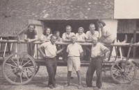 Příbuzní Procházkovi z Krnova a další brigádníci u Tučků na výpomoci