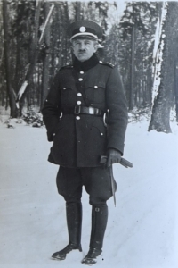 Tatínek Milušky Kallistové Josef Coufal v četnické uniformě