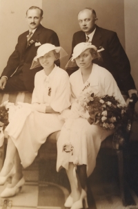 Svatební fotografie sester maminky Anny – novomanželé Trudákovi a Životští, 1935. Strýc Karel Trudák předsedal soudnímu senátu při procesu s Miladou Horákovou v roce 1950