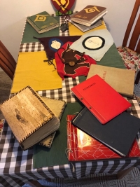 Ukázka skautských kronik a vlajek