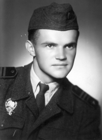 Během vojenské služby v Jaroměři v srpnu 1951
