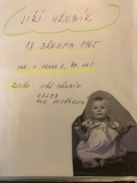 Foto z rodinné kroniky. Všechny děti mají první fotografii v dívčích šatičkách