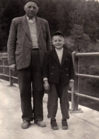 S otcem na hrázi přehrady Bystřička, kolem roku 1956