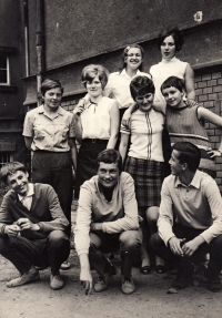 Josef Zdráhal (vlevo dole) se spolužáky z gymnázia, kolem roku 1968