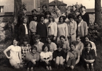 Josef Zdráhal (úplně vlevo nahoře) se spolužáky z gymnázia, kolem roku 1968