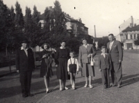 Josef Zdráhal (uprostřed) s rodiči a sestrou (vlevo) a dalšími příbuznými, kolem roku 1957