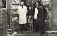 Rodiče Jany Mundilové před svým obchodem (těsně před znárodněním)