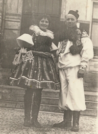 Jana Vozárová jako učitelka s ředitelem školy panem Koníčkem, 1963 (akce Jízda králů se slovenským filmovým štábem)