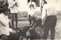 Vesnické legrace - fingovaný pohřeb opilého kamaráda, 1966