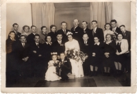 Svatba bratra Vratislava Hrdého a Bohuny Ročkové, rodiče nalevo sedící vedle ženicha, Josef Hrdý jako dítě před ženichem, bratr Milan druhý zprava stojící, 1951