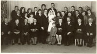 Svatba Josefa Hrdého a Ivany Rutherové, rodiče sedící nalevo od pamětníka, 1970