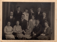 Rodiče Josef Hrdý (druhý zprava sedící) a Marie Polednová (vedle otce třetí zprava stojící), třetí zprava stojící vedle matky pamětníka - strýc pamětníka Václav Poledno, konec 20. let