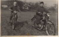 Na motorce (vpravo), Horní Ředice, 1957