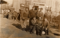 Se spolupracovníky (druhý zprava) v ČSAO Moravany, 1966