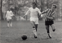 Jako fotbalista (vpravo) v zápase za Chroustovice, 1966