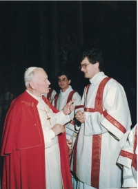 Jan sloužil jako jáhen při papežské mši, s Janem Pavlem II. v Římě, 1990