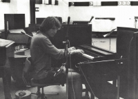 Miloš Vojtěchovský za harmoniem při nahrávání skladeb kapely Mozar K, Bratislava, 1981