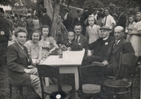Věra with her relatives and her father celebrating in Zahnašovice