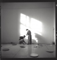 Výtvarníci Paul Panhuysen a Paul DeMarinis instalují v klášteře Plasy, 1994