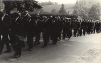Pohřeb Jaroslava Zářeckého, průvod vesnicí, 1970