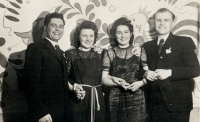 Švagr Jan Marek a sestra Marie (stojící vlevo) s přáteli