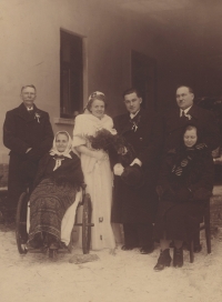 Svatba Jaroslava a Antonie Zářeckých; vlevo rodiče nevěsty, Eduard a Anna Lyerovi, vpravo rodiče ženicha, Jaroslav a Růžena Zářečtí, 1939