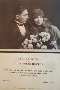 Svatební oznámení a fotografie rodičů Felixe Rottera a Anny Kafkové