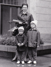 Doktorská promoce, se syny Jakubem a Janem, Karolinum, listopad 1970