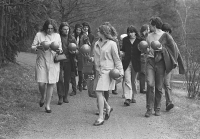 Házení míčů do průhonického rybníka Bořín, duben 1969