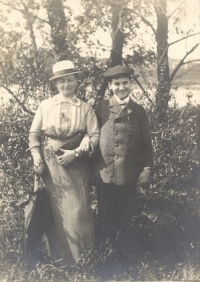 Josef Bohumil Souček (* 1902) with his mother, June 1914