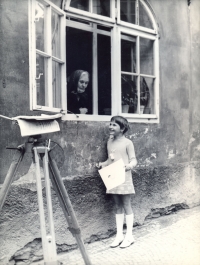 Ilona Loučímová during the filming of Babičko, podívej (Grandma, Look!), 1971