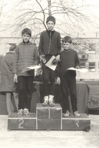 Dalibor Mierva druhý na stupni vítězů v atletických závodech, počátek 70. let