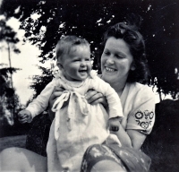 His sister Lída with her mother, 1943