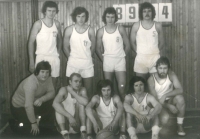Dalibor Mierva (druhý zprava stojící) jako člen basketbalového družstva TJ Slavoj Bruntál