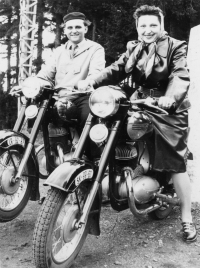 Rodiče Jiřího Voráče na vyjížďce, kolem roku 1960