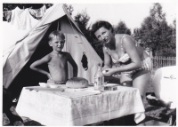 Typická rodinná dovolená pod stanem, Jiří Voráč s maminkou, 1971
