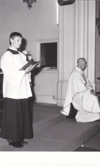 Jiří Voráč jako
ministrant v kostele svaté Barbory v Adamově, 1979
