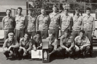 Dalibor Mierva jako trenér Dukly mezi svými svěřenci