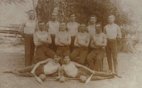 Otec Dušana Čurdy (zcela vpravo) se Sokoly v Dukovanech, asi 1913