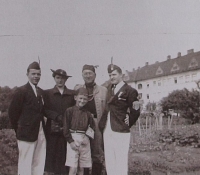 Malý Dušan s rodiči při návštěvě amerických Sokolů v Trnavě, 1937