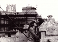 Martin Schulz s přítelkyní na střeše vinohradského divadla