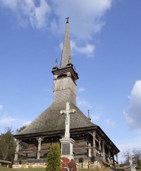 Dřevěný kostel v obci Bojana Huta v Rumunsku. 