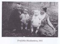 Rodiče Norbert a Klementina Muzikantovi se svými dvojčátky Jiřím a Evou