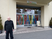 František Vejvoda před rodinným obchodem, Hradec Králové, čp. 143 v roce 2020