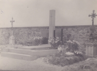 Hrobka Hojerových na nedalekém hřbitově v Herálci. Zde byl pochován jak Bedřich Hojer, tak bratr pamětnice Václav