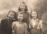 Eva s kamarádkami za války
