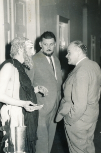 František Tröster o přestávce během divadelního vystoupení své dcery, rok 1963