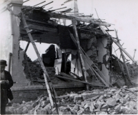 Strýc Karel Barborka u trosek svého domu v Borové ulici v dubnu 1945